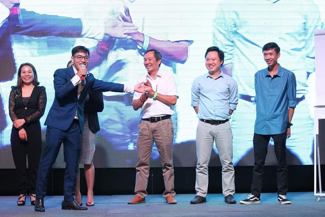 Phan Thanh Dũng dẫn dắt đám đông trên sân khấu lớn
